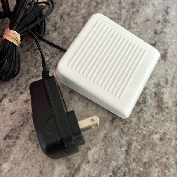 Janome New Home Fast Lane Fuchsia 525B Sewing Machine Works Great! W/ Extras! - Picture 4 of 12